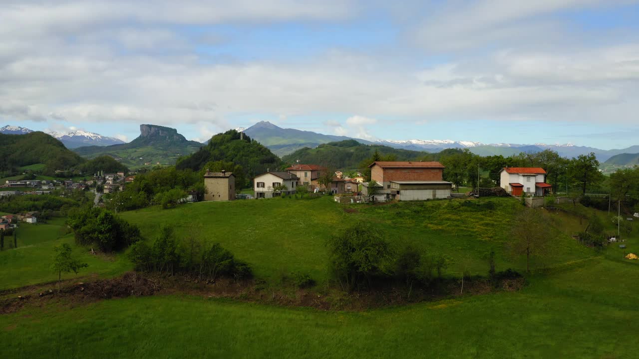 空中:绿色山丘上的住宅的风景拍摄，在冬季无人机飞行前进-亚平宁山脉，意大利视频素材