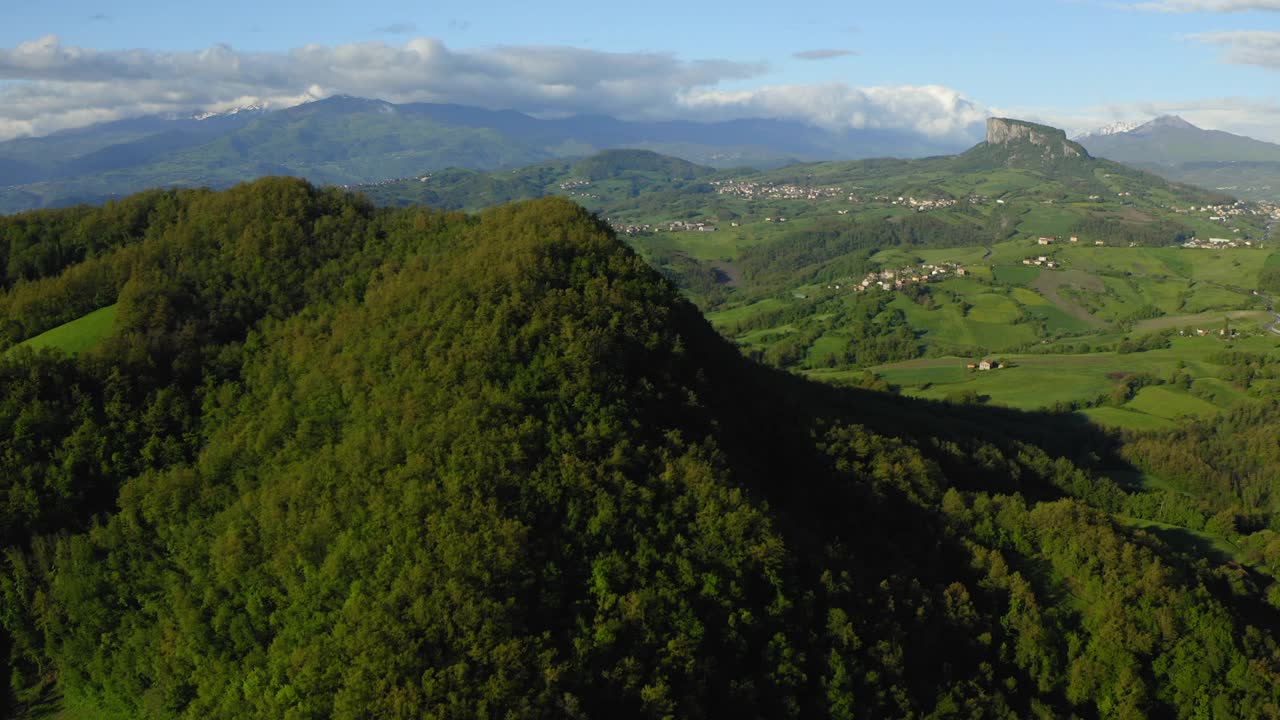 在山上的住宅的空中美丽的镜头，无人机向后飞行在绿色景观-亚平宁山脉，意大利视频素材