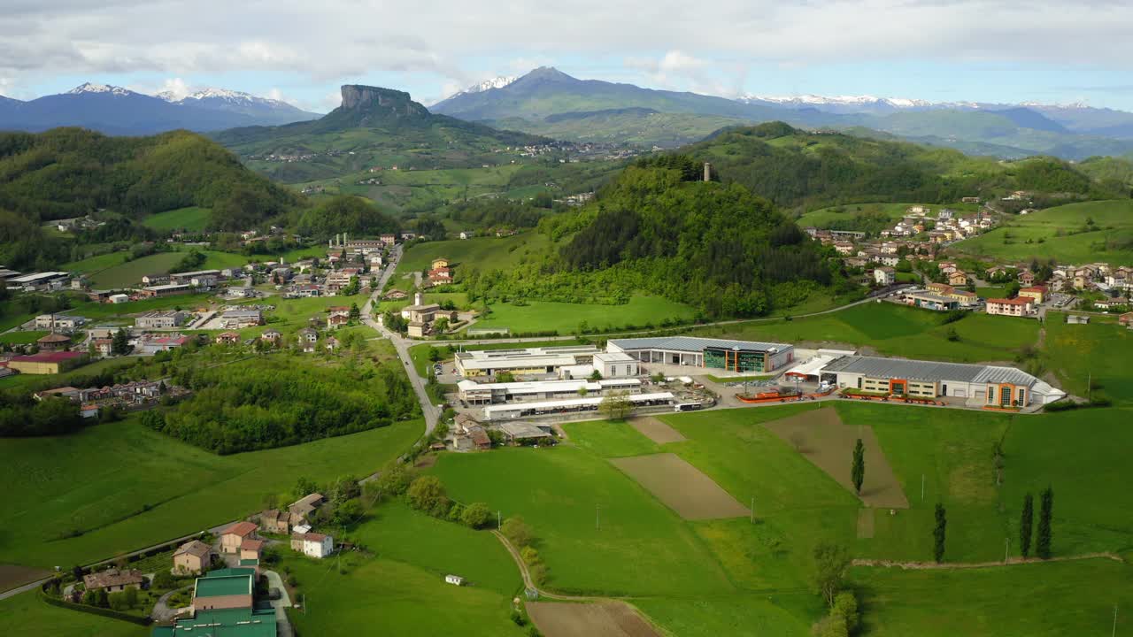 空中风景拍摄的山在多云的天空，无人机向后飞行在山上的房子-亚平宁山脉，意大利视频素材