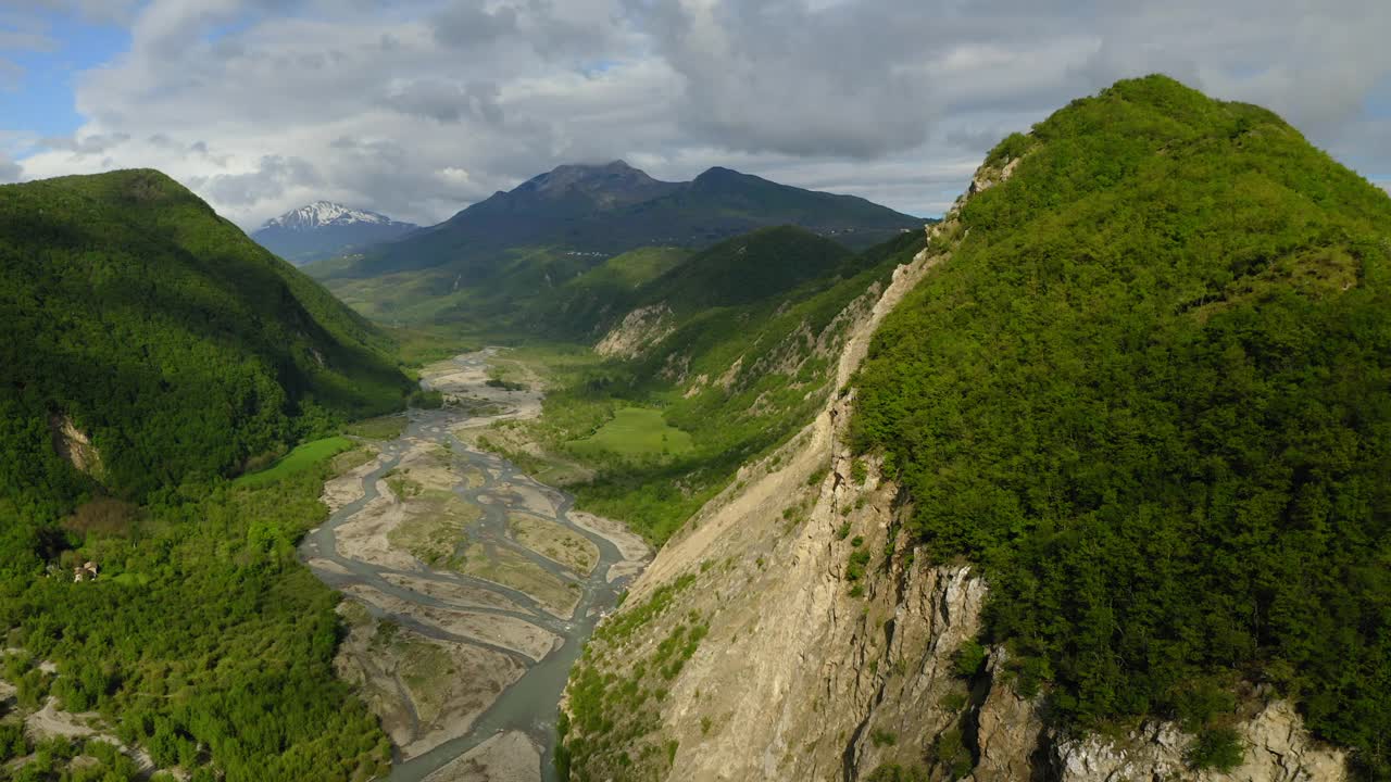 空中美丽的照片的河流流动在绿色的山脉，无人机在植物在冬季飞行-亚平宁山脉，意大利视频素材