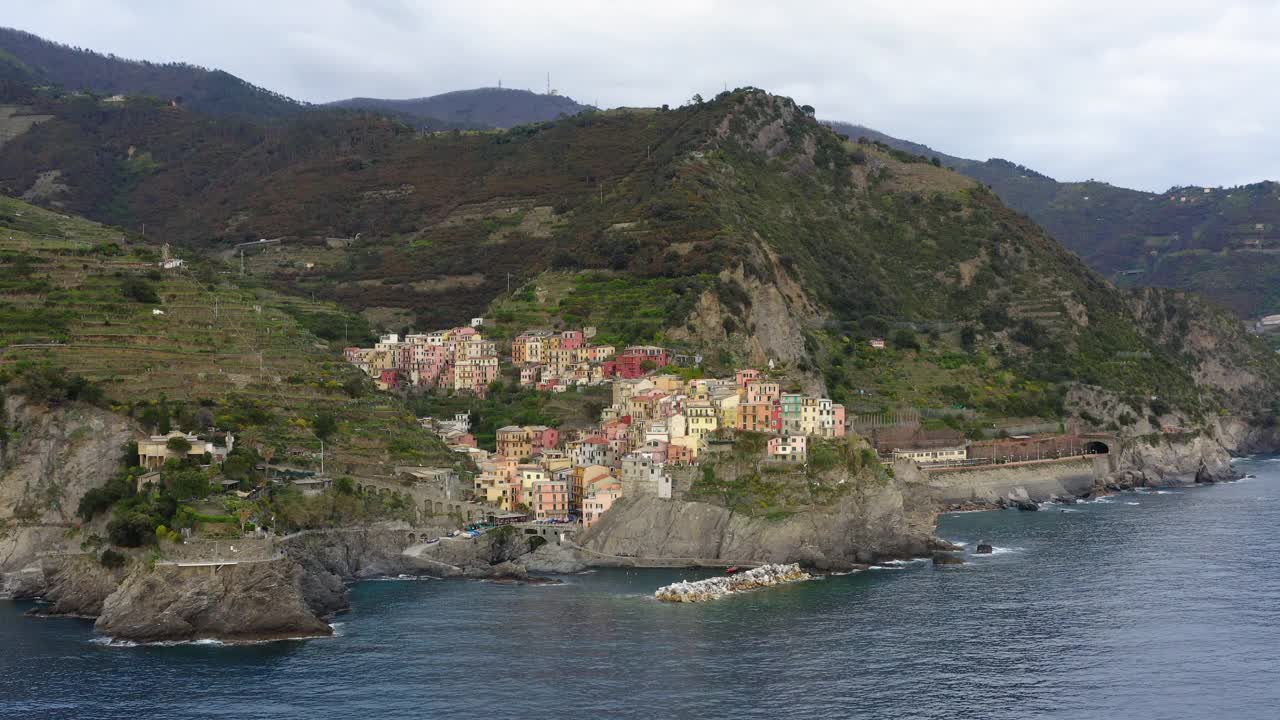 在岩石上的房子的空中风景，无人机降落在海-五岛，意大利视频素材