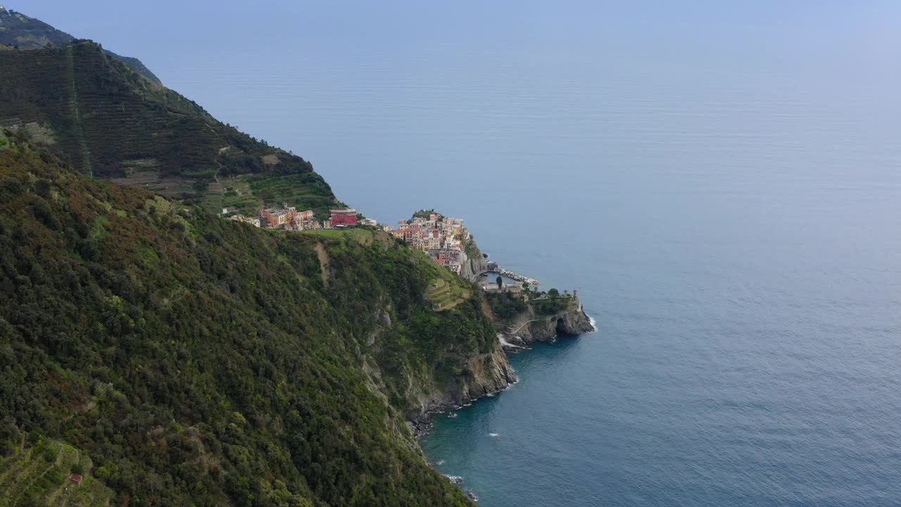 海上绿色山的空中风景，无人机飞过植物-五岛，意大利视频素材