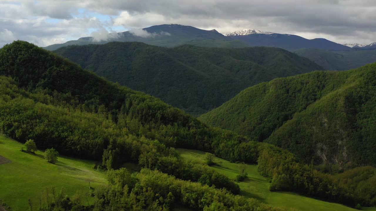 空中风景拍摄的绿色山脉在多云的天空，无人机在冬季飞行前进-亚平宁山脉，意大利视频素材