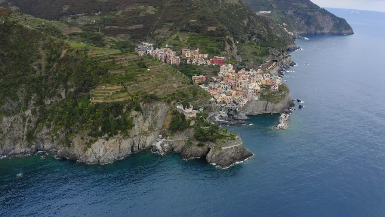 空中鸟瞰风景的青山和大海在多云的天空-五岛，意大利视频素材