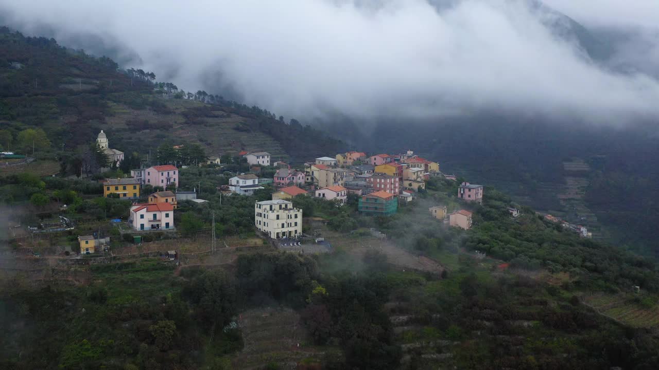 空中环视风景的住宅在山上，无人机飞过绿色植物-五岛，意大利视频素材