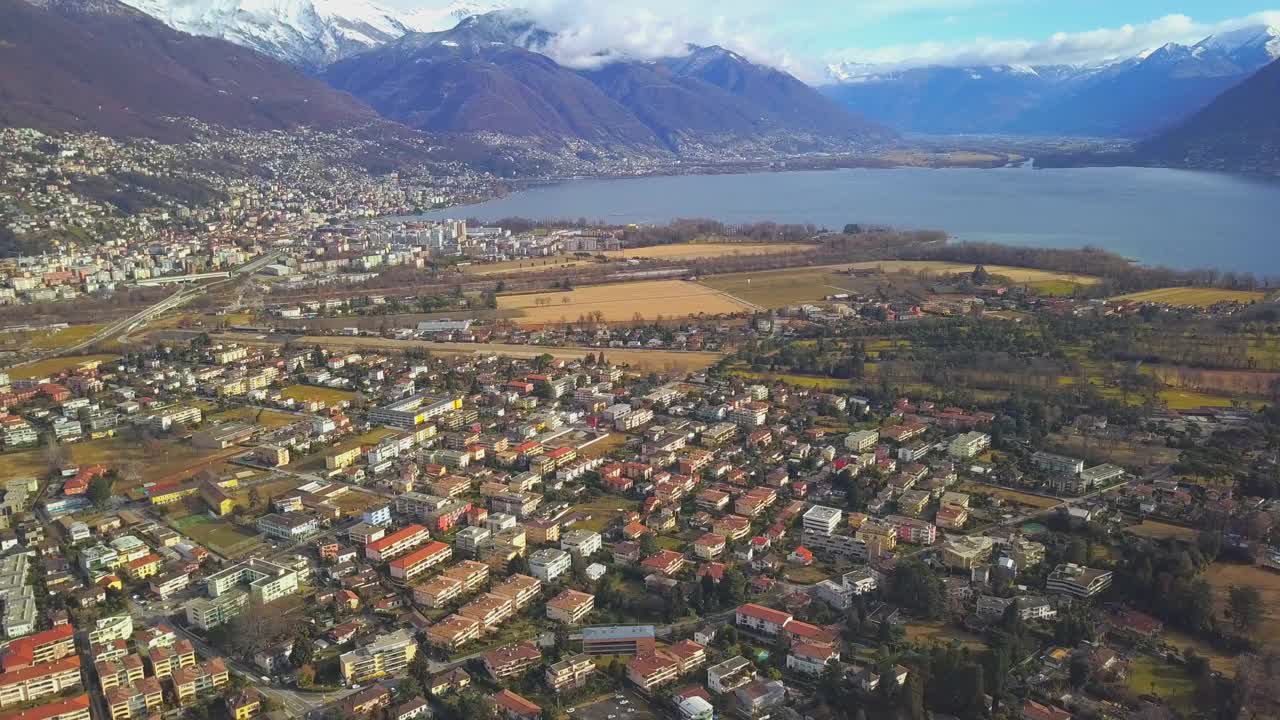 无人机拍摄的一个城市在湖边的山区视频素材