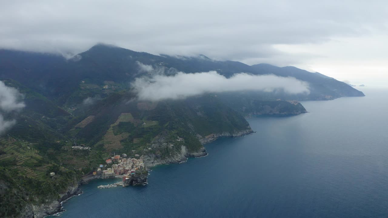 空中前进的田园风景的云在绿色的山，无人驾驶飞机飞越海洋水-五岛地，意大利视频素材