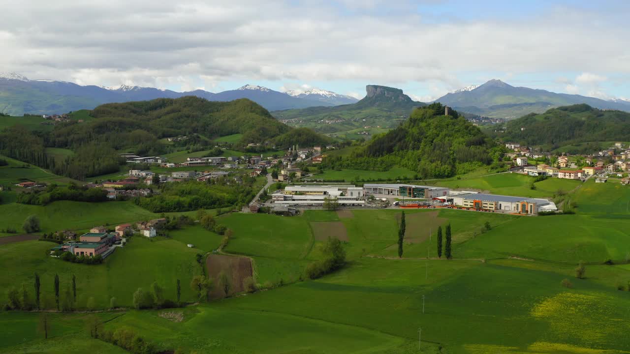 在丘陵景观上的空中住宅建筑，冬季无人机向前飞行-意大利亚平宁山脉视频素材