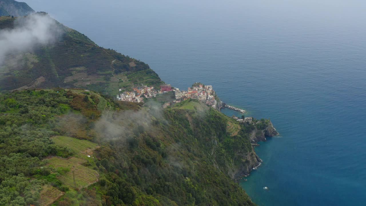 空中拍摄的山中的房子，无人机在海上飞行-五岛，意大利视频素材