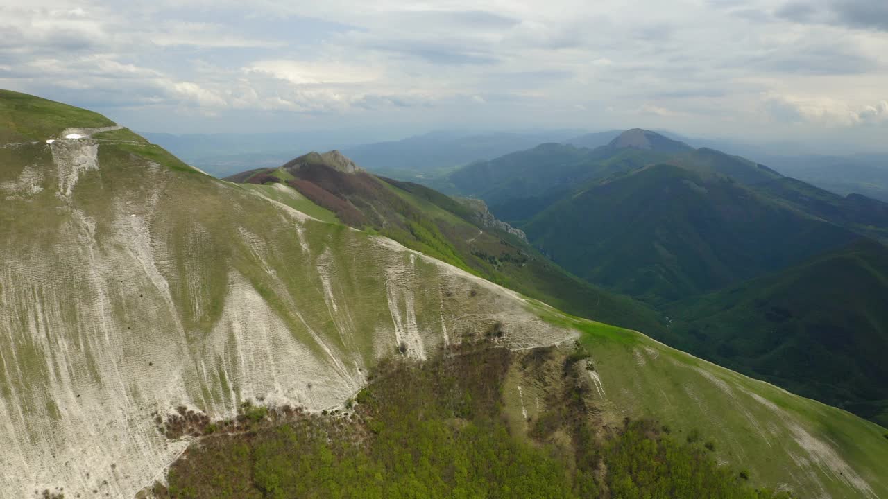 空中风景拍摄山在多云的天空，无人机飞过绿色植物-亚平宁山脉，意大利视频素材