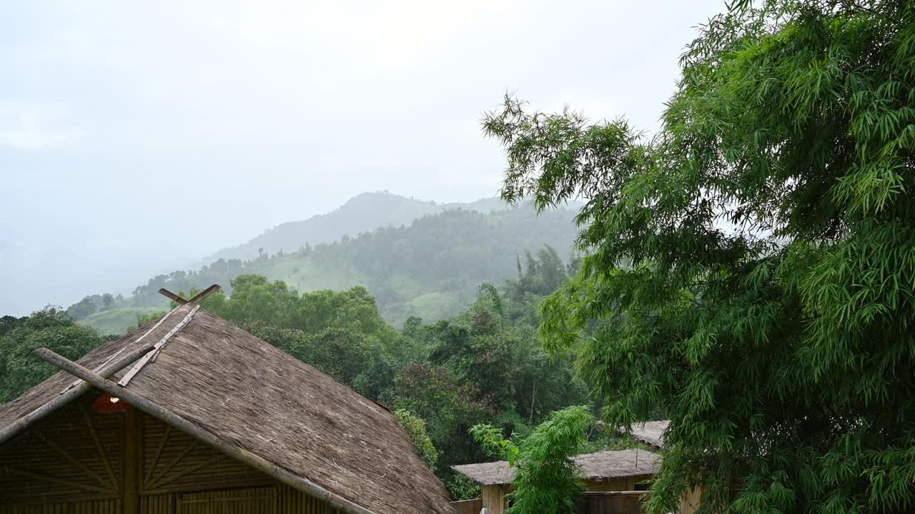 木屋度假村坐落在山上的自然与雾在雨天视频素材