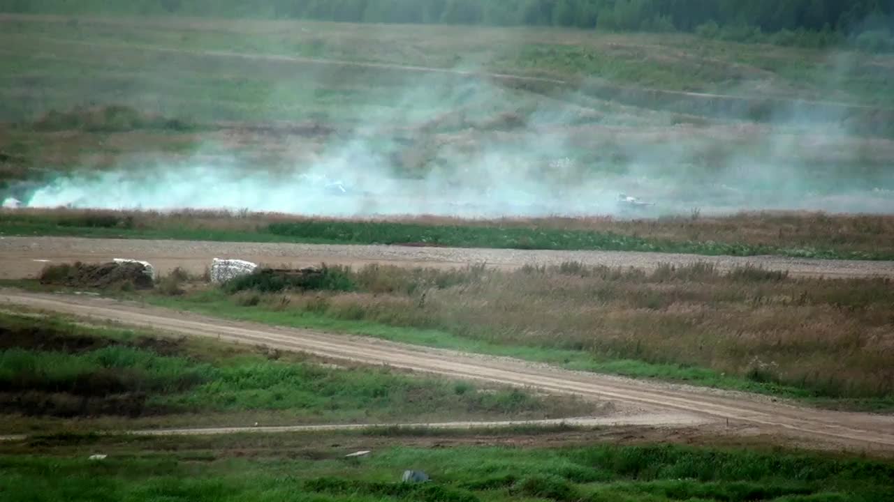 俄罗斯坦克在坦克射击的背景柱上行驶。视频素材