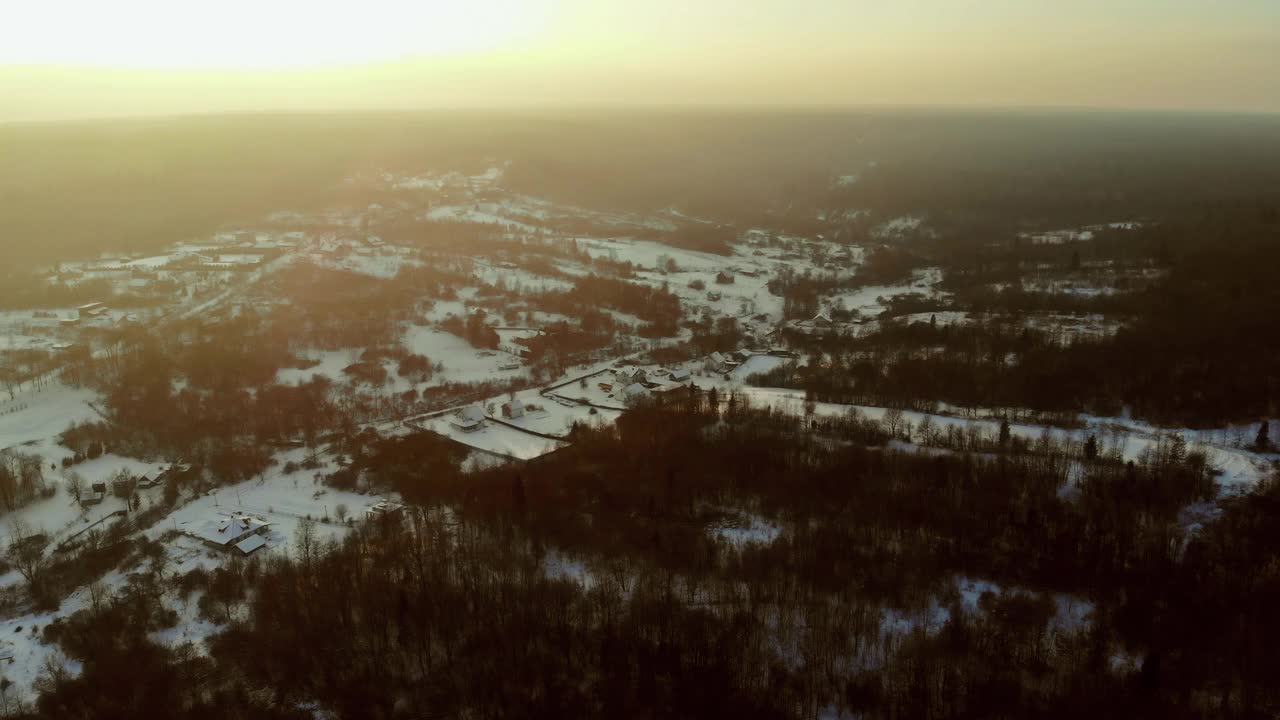 冬天的风景在一场大雪覆盖了一场沉重的湿雪，一层厚厚的雪躺在树枝上视频素材