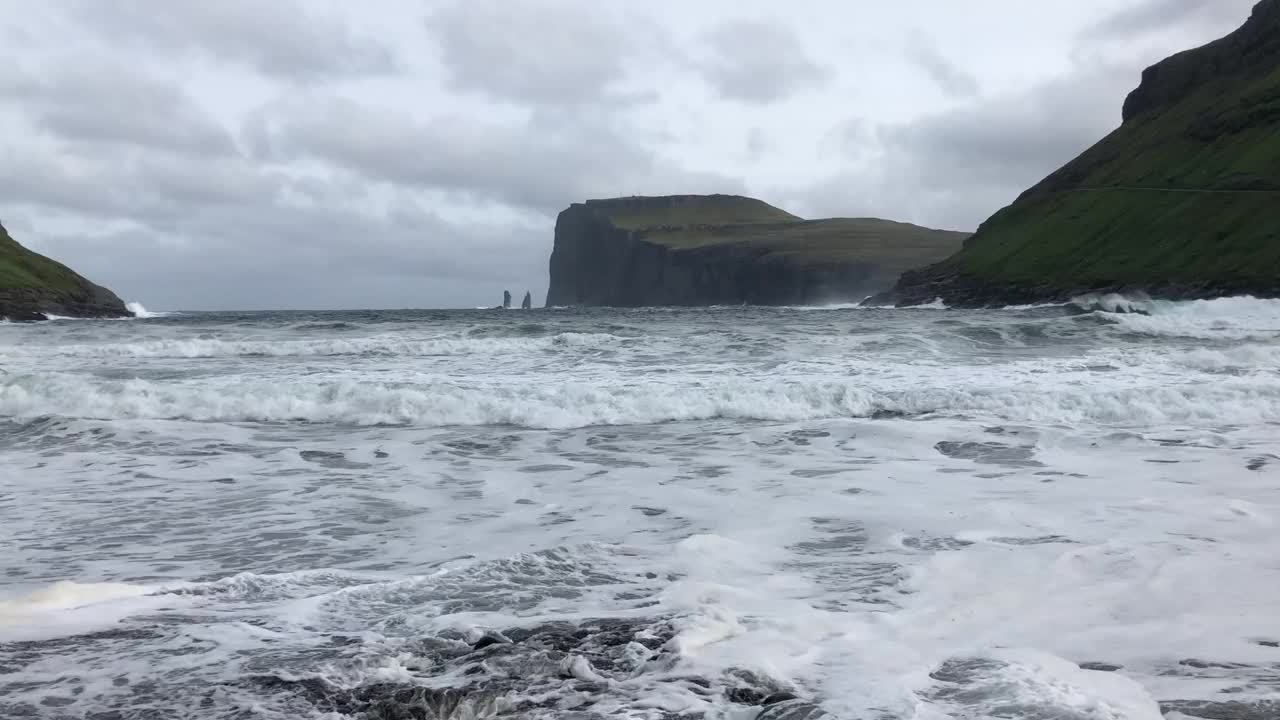 法罗群岛Tjørnuvík海滩的海浪视频视频素材