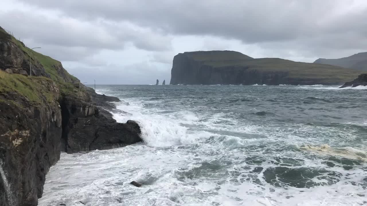 法罗群岛Tjørnuvík海岸的海浪视频视频素材