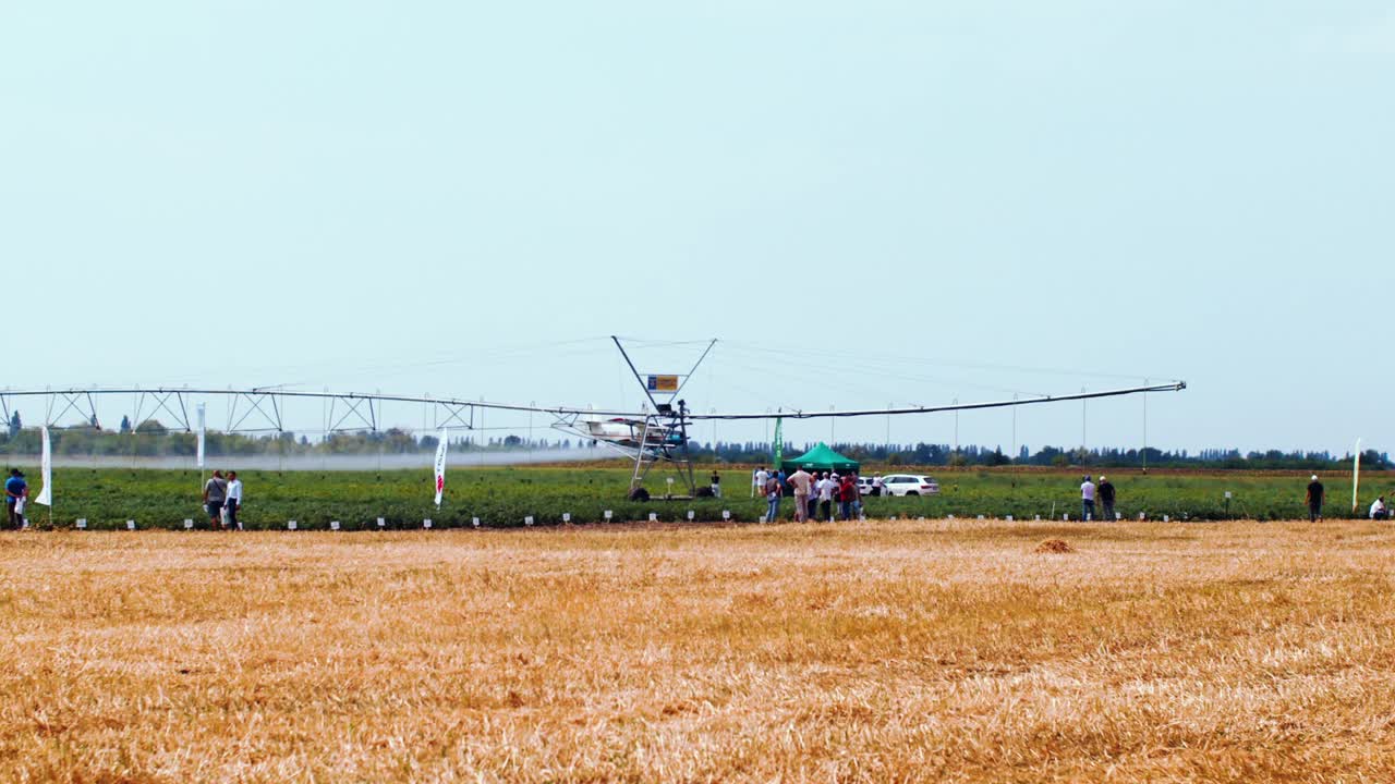 低空喷洒飞机用液肥灌溉农田视频素材