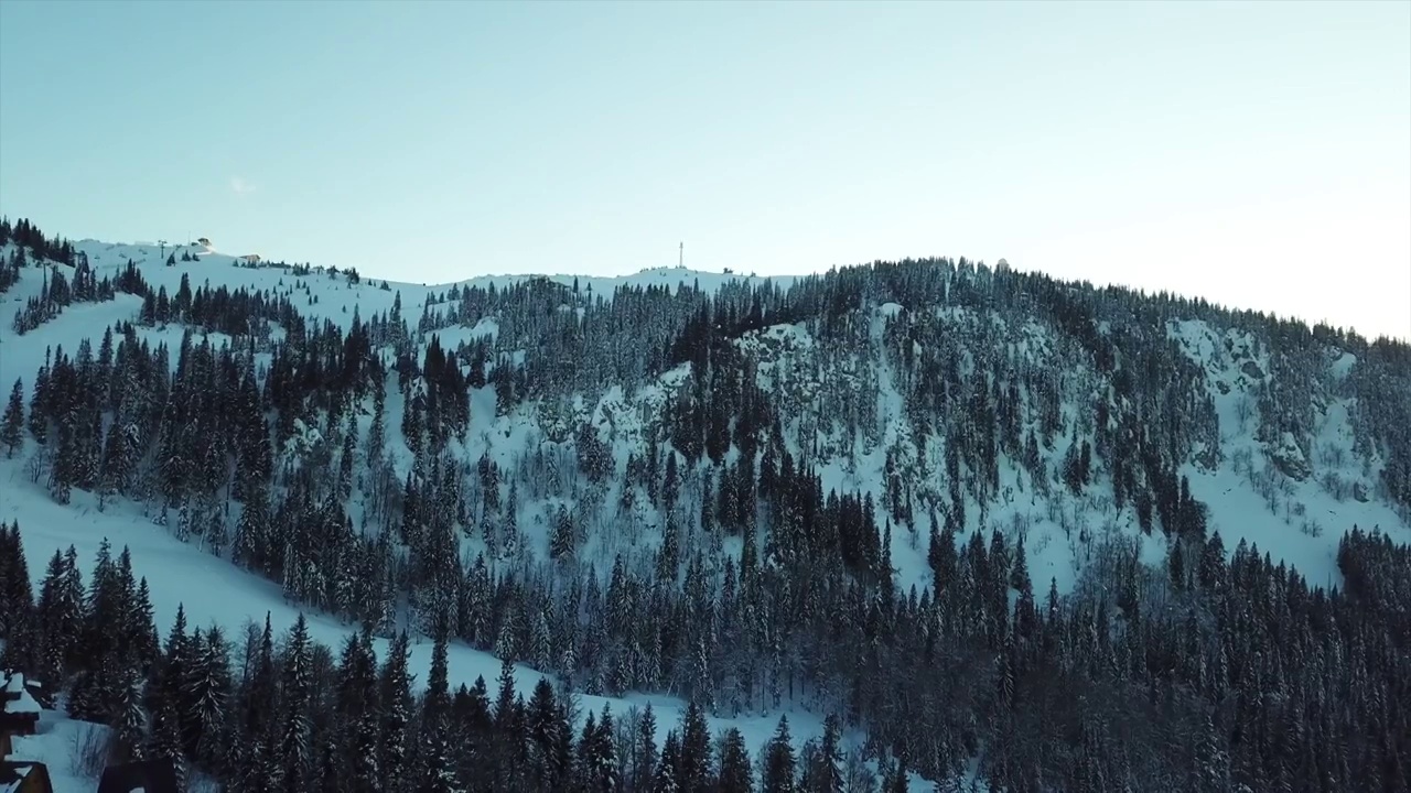 一个滑雪胜地的无人机视频视频素材