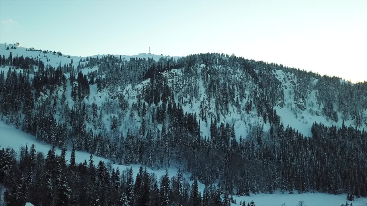 一个滑雪胜地的无人机视频视频素材