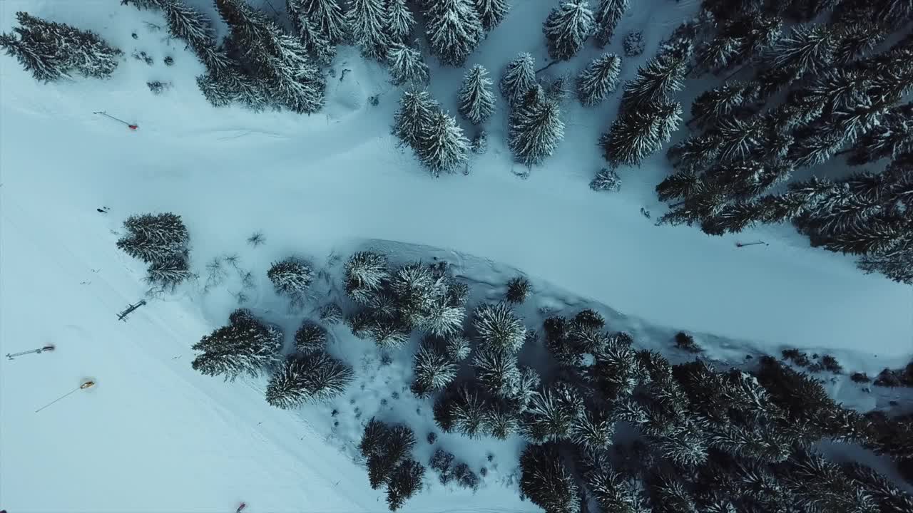 一个滑雪胜地的无人机视频视频素材