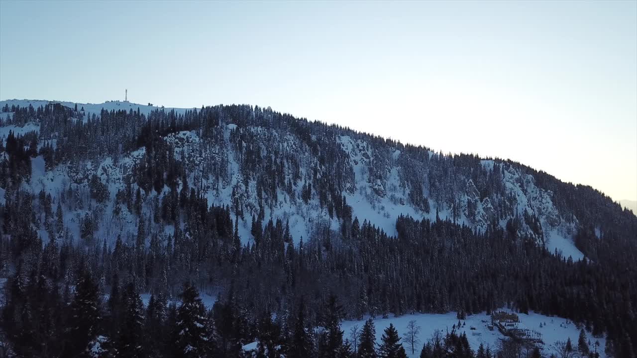 一个滑雪胜地的无人机视频视频素材