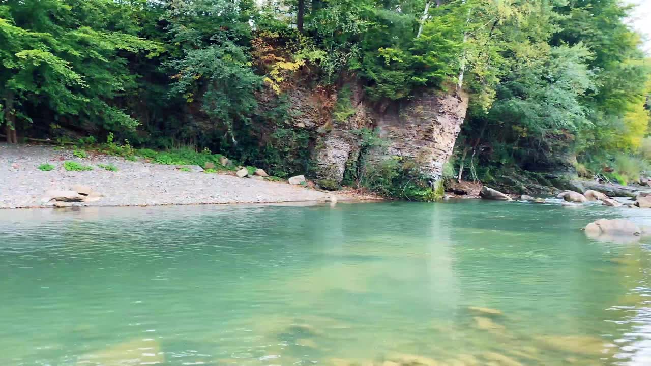 在乌克兰喀尔巴阡山脉，秋天的山河在美丽的森林中流淌。自然和旅游的概念视频素材