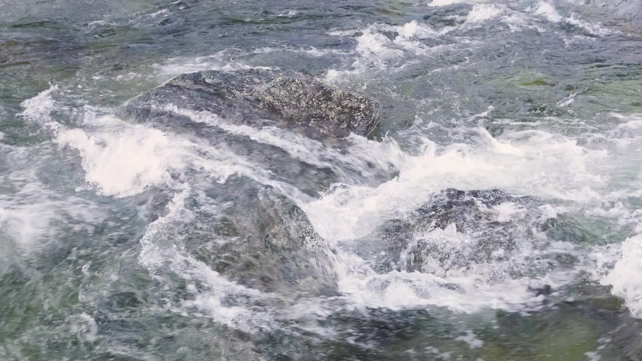 缓慢运动的水流在一个山河的特写视频素材