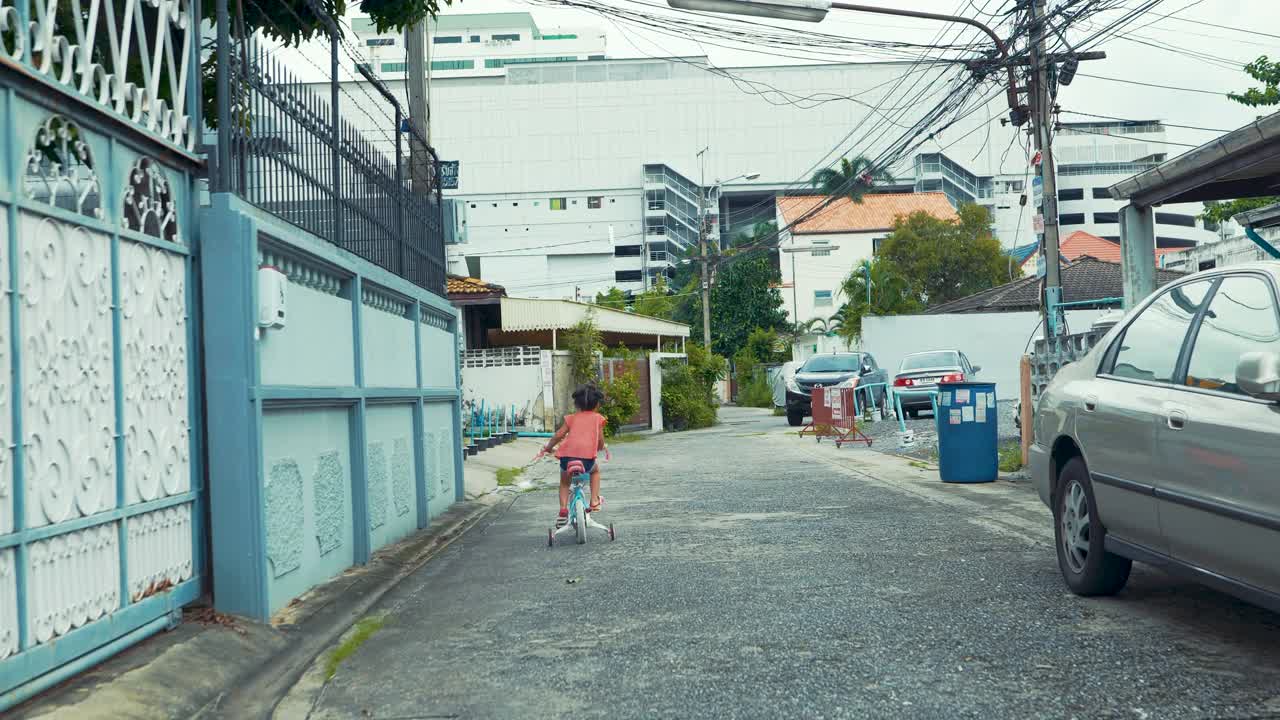 亚洲女孩和爷爷骑自行车。视频素材