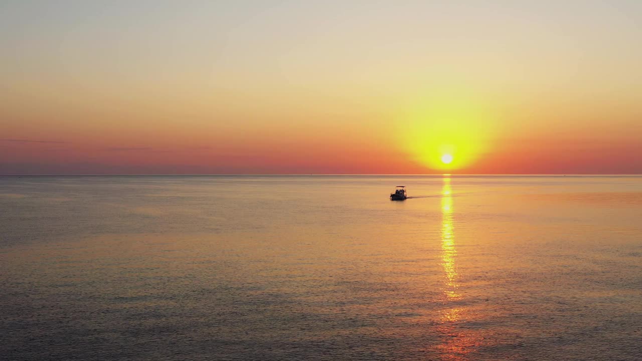 日出在平静的海面上。黎明超过地平线，海洋，水-时间流逝或超移。太阳航行路径视频素材