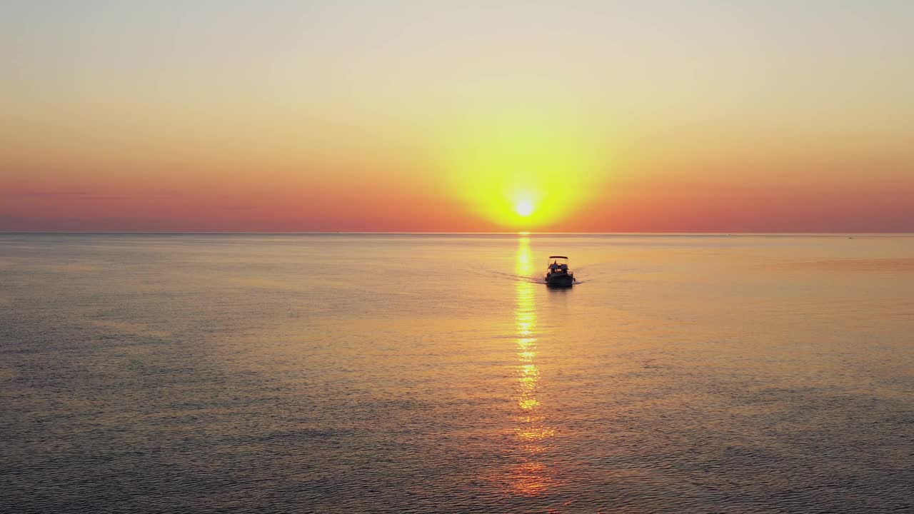 日出在平静的海面上。黎明超过地平线，海洋，水-时间流逝或超移。太阳航行路径视频素材