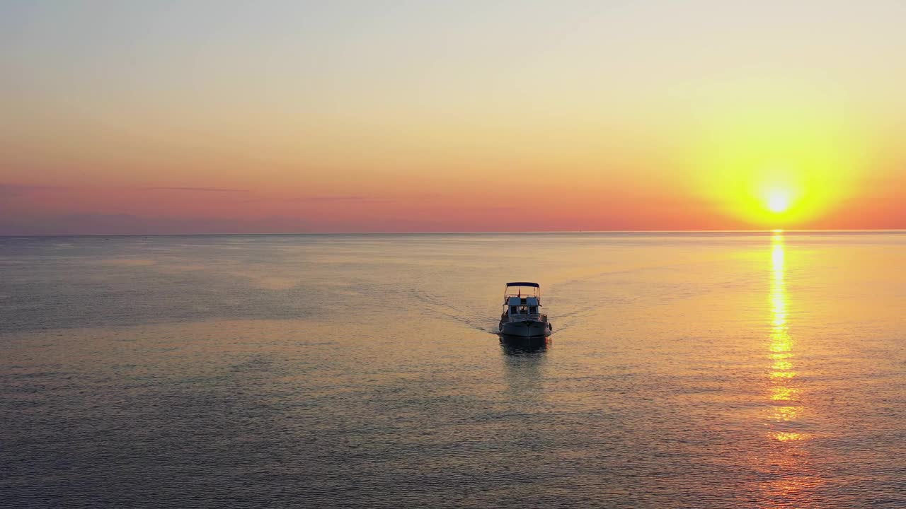 日出在平静的海面上。黎明超过地平线，海洋，水-时间流逝或超移。太阳航行路径视频素材