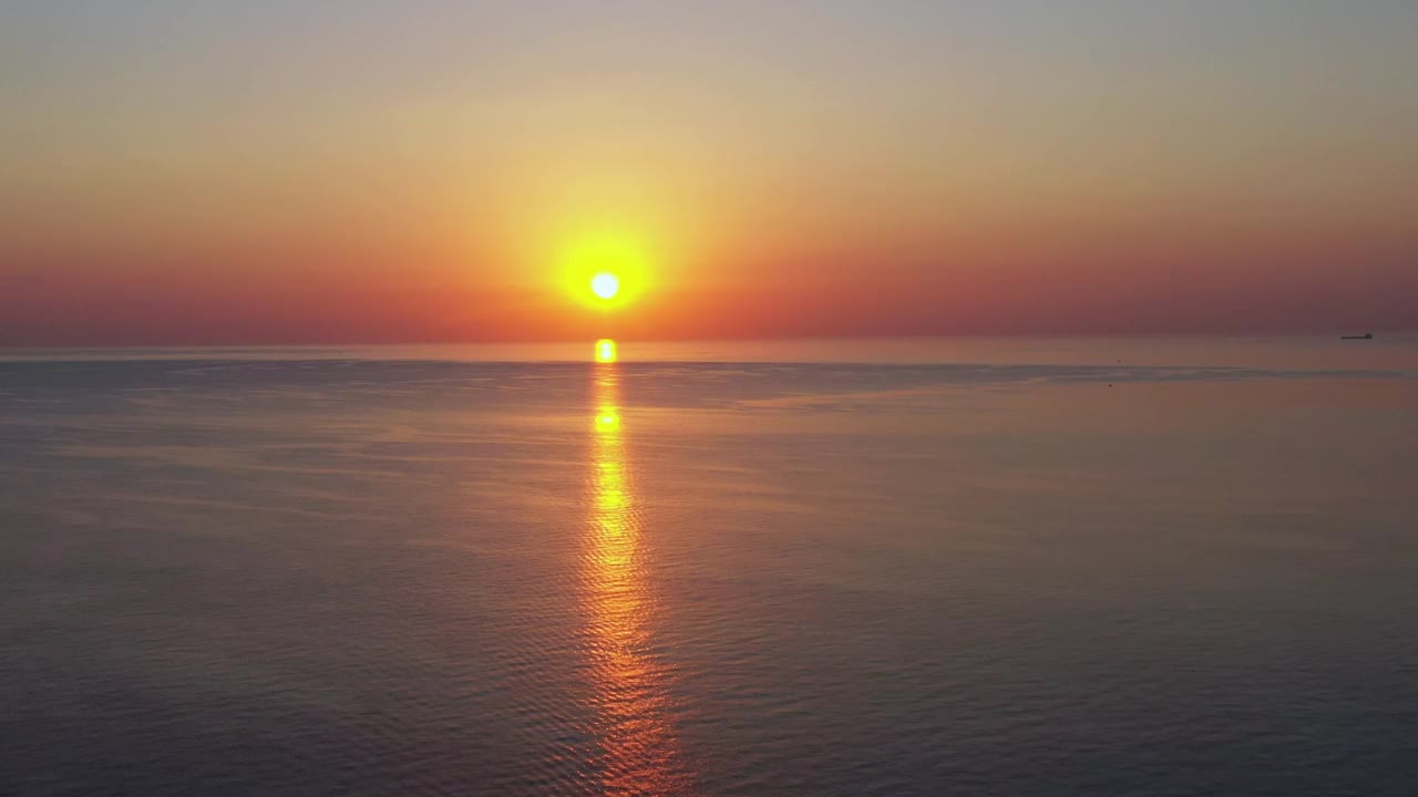 日出在平静的海面上。黎明超过地平线，海洋，水-时间流逝或超移。太阳航行路径视频素材