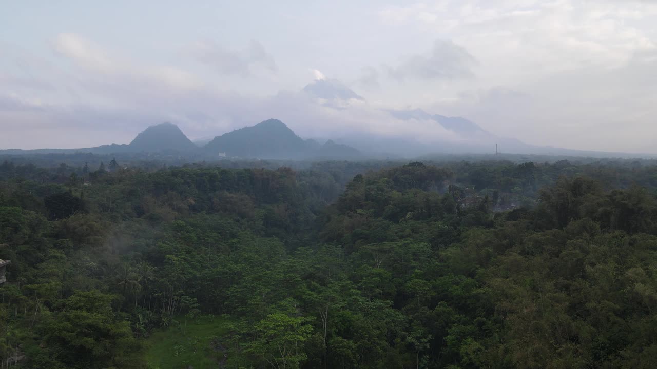 默拉皮火山景观鸟瞰图与稻田和村庄在日惹，印度尼西亚火山景观。视频素材