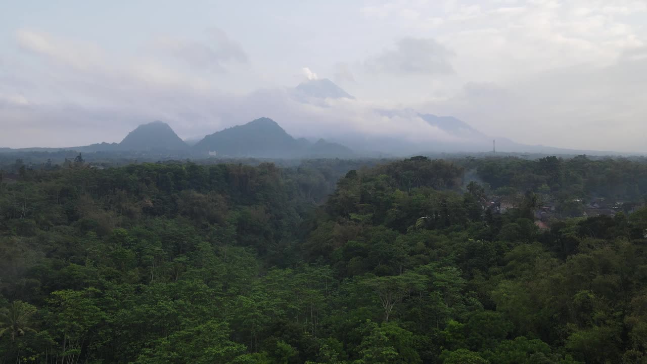 默拉皮火山景观鸟瞰图与稻田和村庄在日惹，印度尼西亚火山景观。视频素材