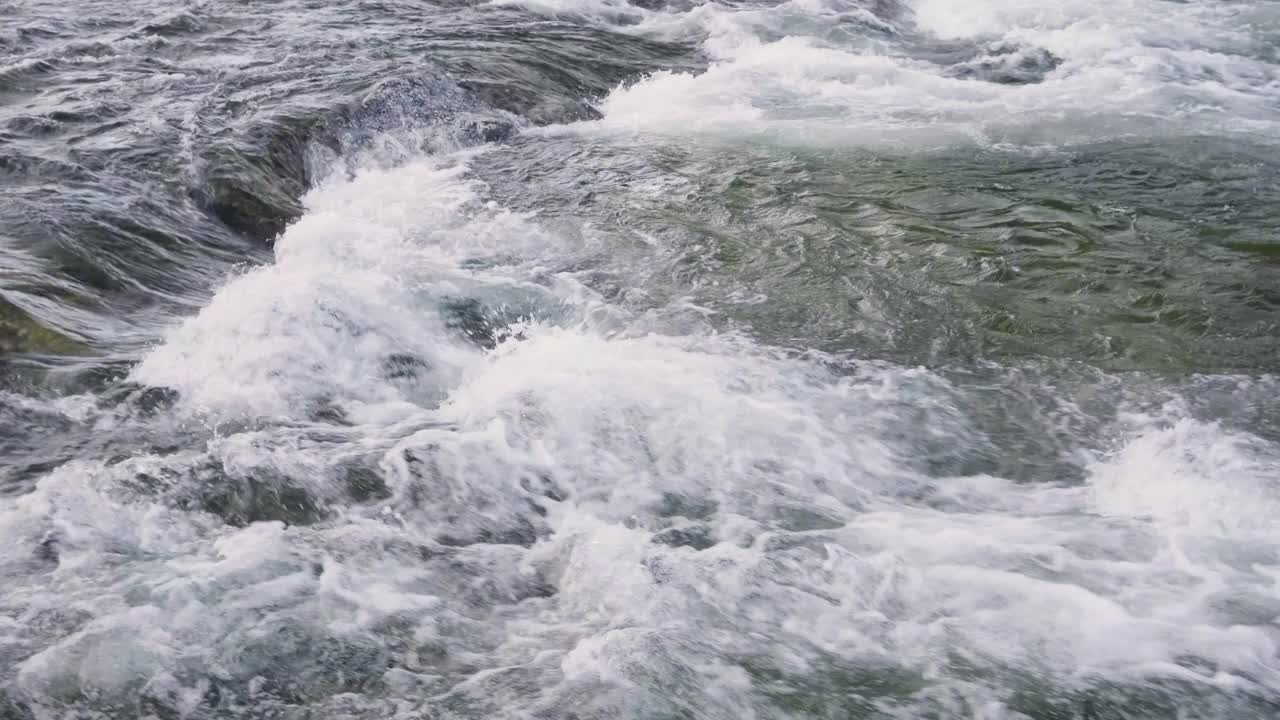 缓慢运动的水流在一个山河的特写视频素材