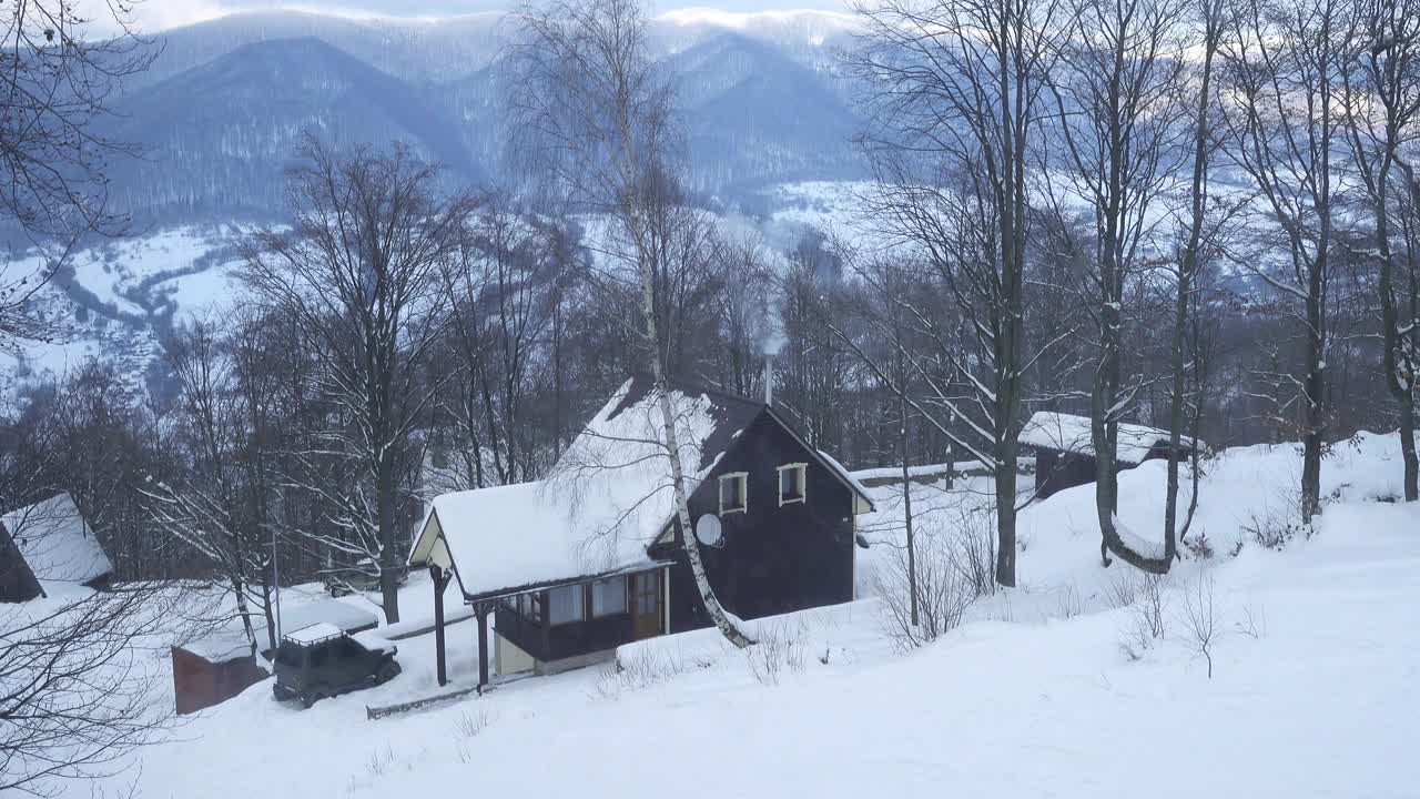 冬季景观与挪威乡村在大雪期间的经典木屋视频素材