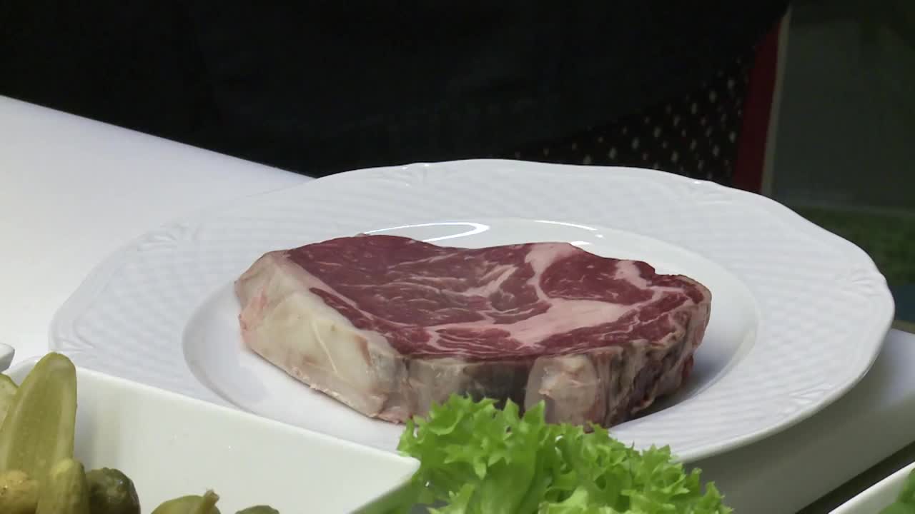 盘子里的肉视频素材