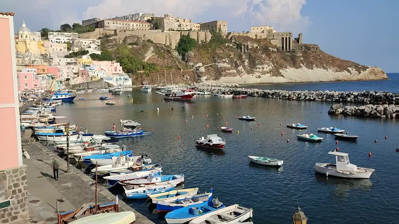 Procida -从Callia观景楼的楼梯上俯瞰Marina di Corricella视频素材