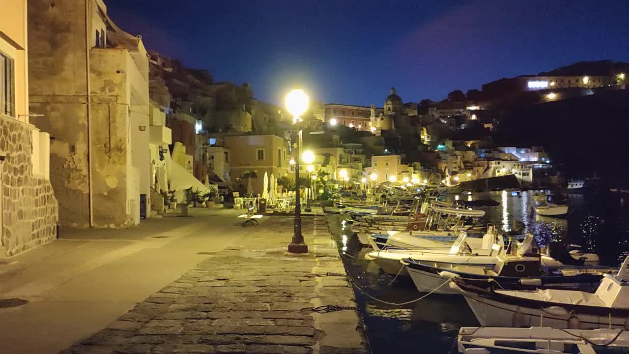 Procida -黎明前的Marina di Corricella概述视频素材