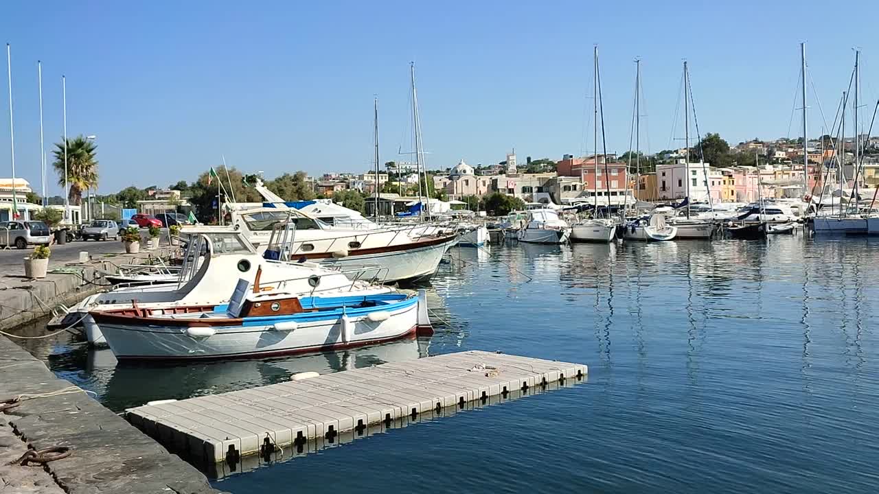 Procida - Chiaiolella港口概述视频素材