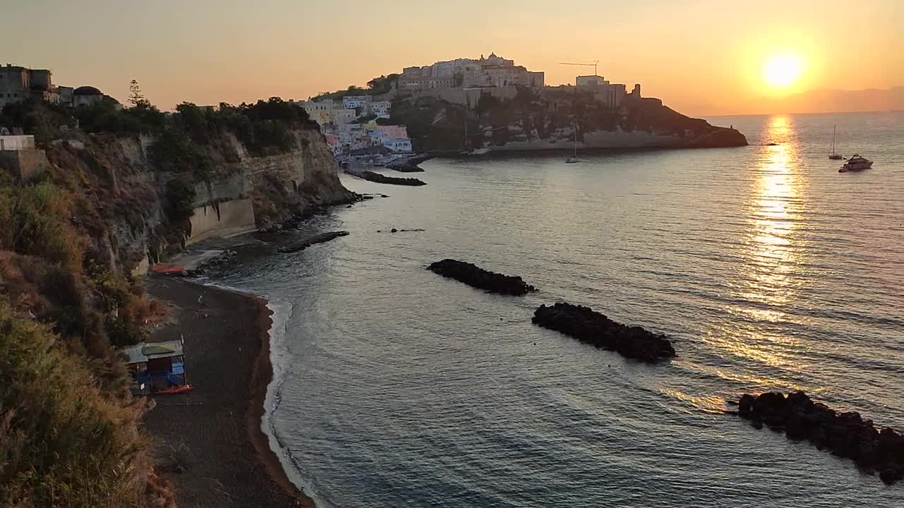 Procida - Corricella海湾的概况在清晨视频素材