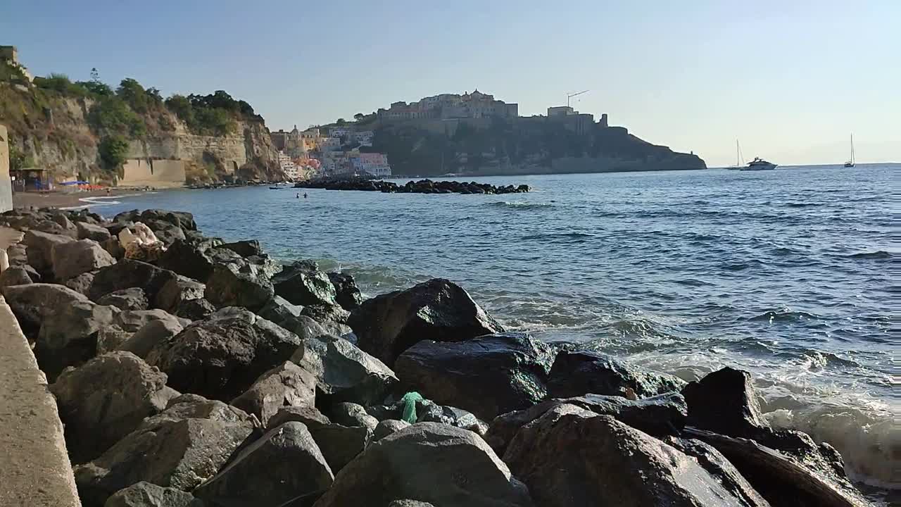 Procida -全景从悬崖Spiaggia della Chiaia视频素材