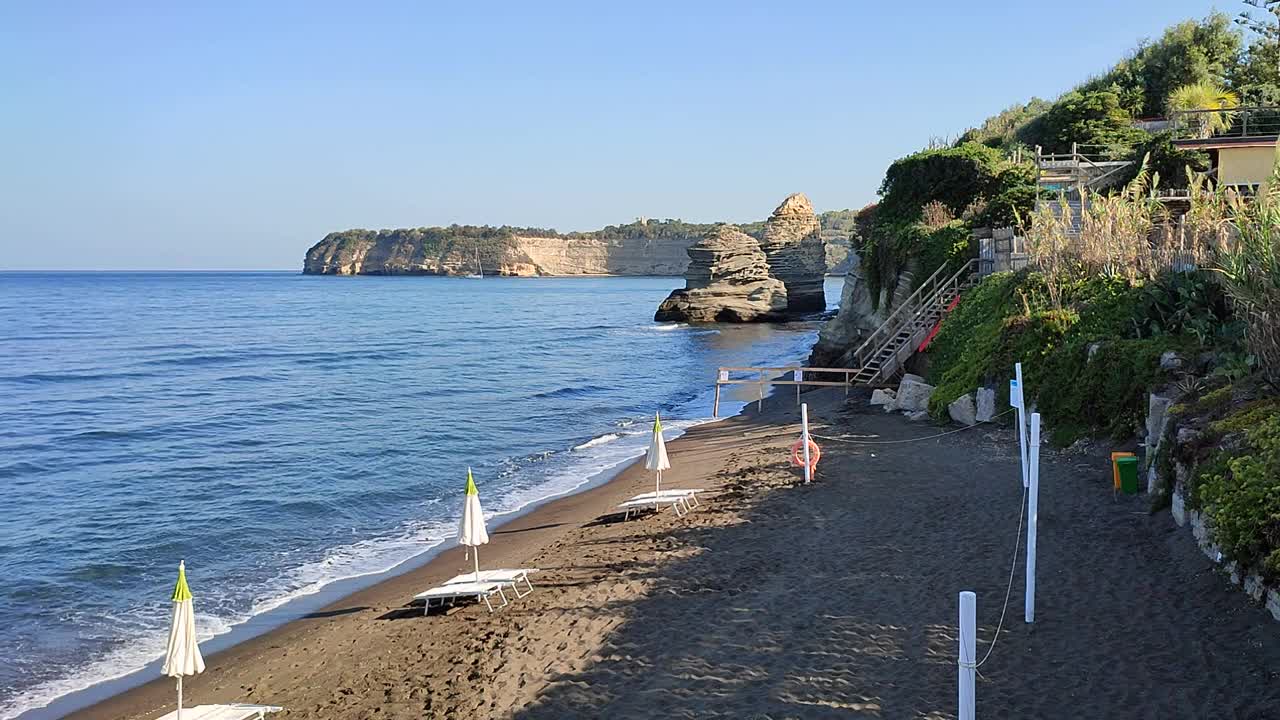 Procida - Ciraccio海滩的概述视频素材