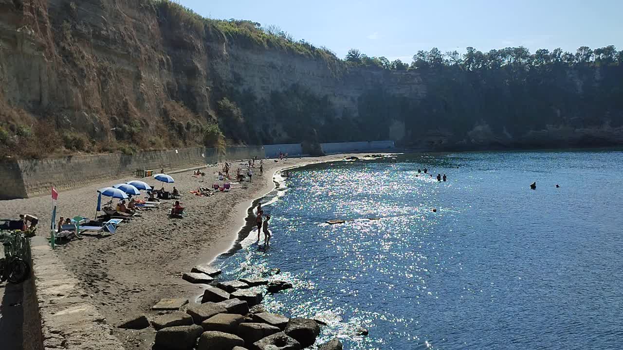 Procida -概述海湾的老井视频素材