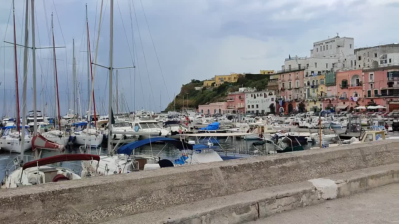 Procida -从码头对港口的概述视频素材