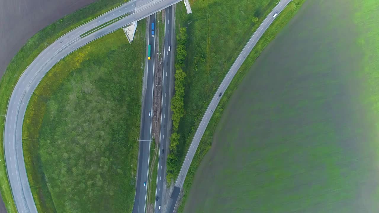 道路与汽车顶视图。城外有高速公路，路边有田野视频素材