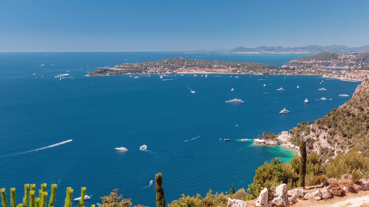 游艇和船只漂浮在尼斯海湾的美丽景色与清澈的碧水，尼斯，Côte d’azur，法国视频素材