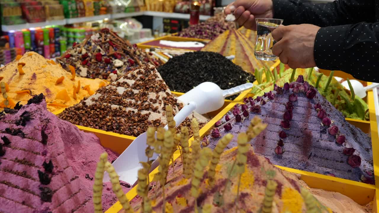 市场上大量收集的速溶茶粉的特写视频素材