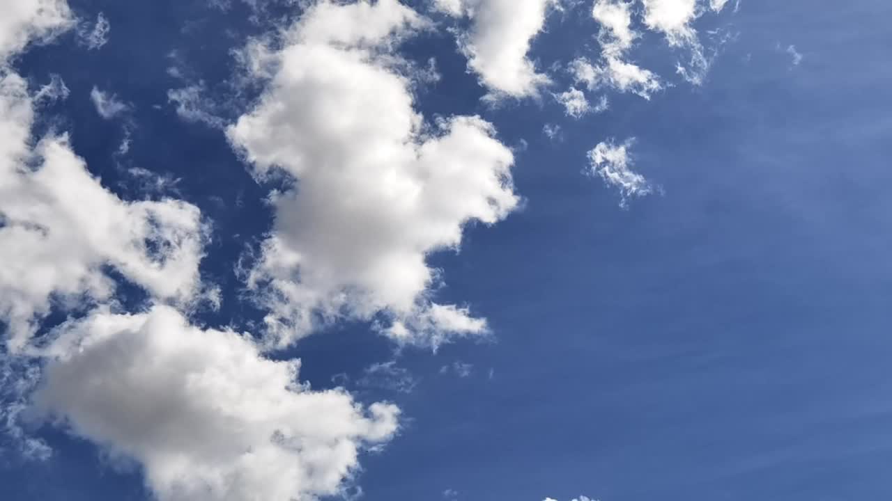 蓝色的天空和移动的云为背景视频素材