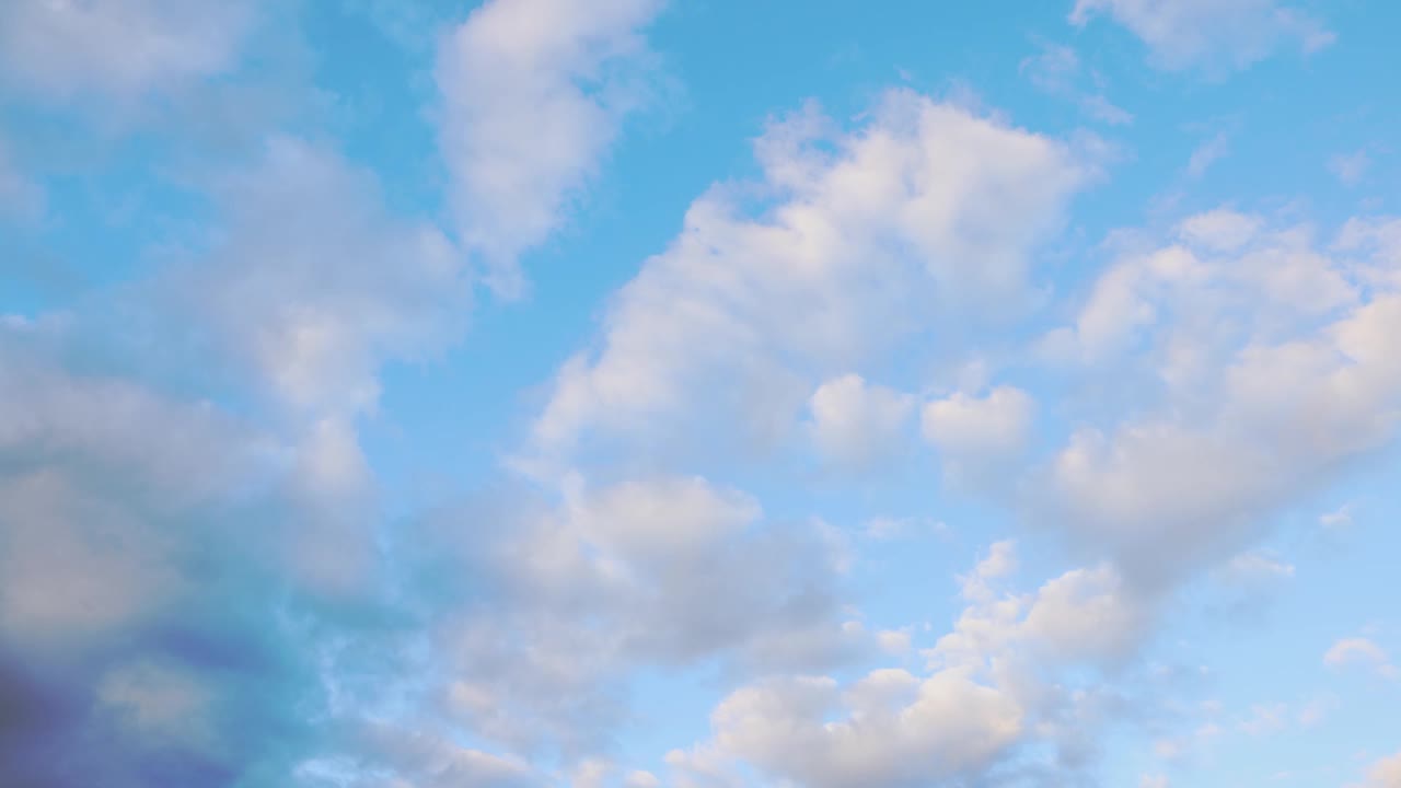 天空视频背景与蓬松的粉彩云视频素材