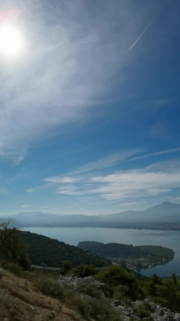 希腊秋天的帕姆沃提斯湖和约阿尼纳城视频素材